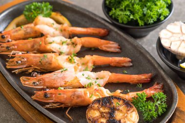 gebakken garnalen met knoflook 