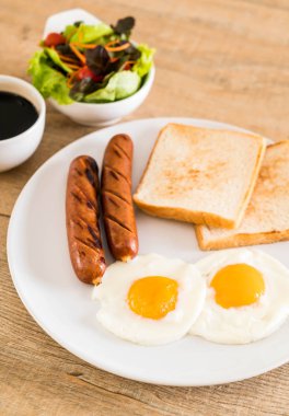 sosis ve ekmek ile kızarmış yumurta