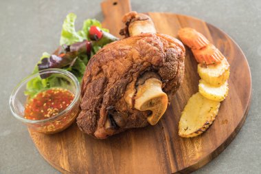 Gevrek domuz knuckle veya Alman domuz Hocks