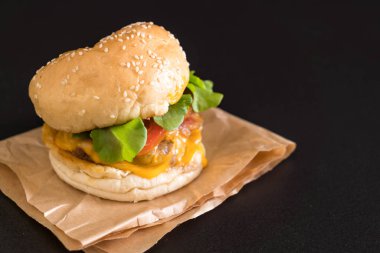 Ev yapımı taze lezzetli burger Close-Up 