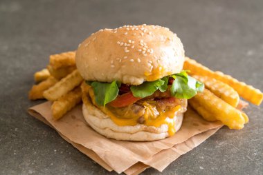 Ev yapımı taze lezzetli burger Close-Up 