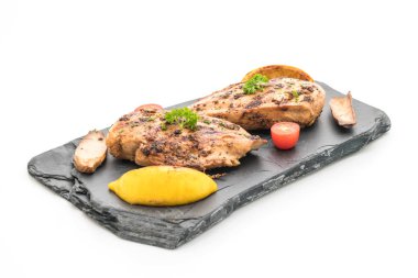 Kayrak plaka üzerinde ızgara tavuk fileto