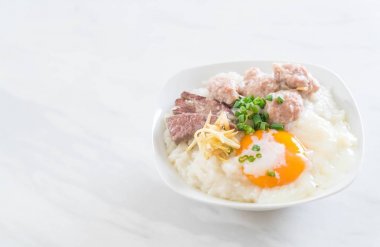 domuz eti ve yumurta ile pirinç lapası