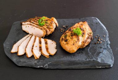 Izgara tavuk filetosu. 