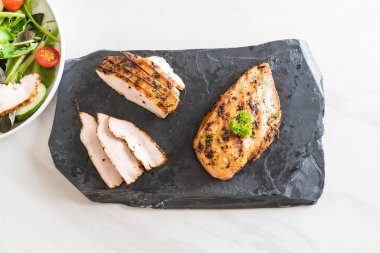 Izgara tavuk filetosu. 
