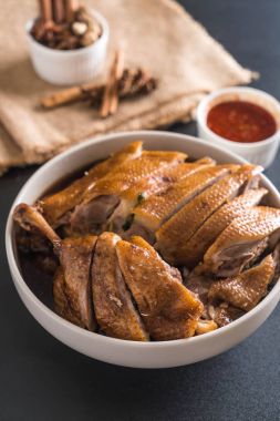 pot demlenmiş Ördek sosu ve ingradients ile