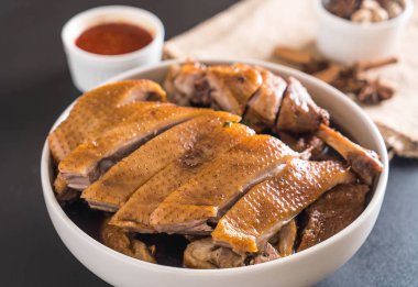 pot demlenmiş Ördek sosu ve ingradients ile