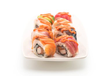 karışık suşi rulo ile baharatlı sos - Japon gıda tarzı