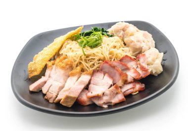 Yumurta noodle kırmızı kızarmış domuz, gevrek domuz eti ve köfte ile