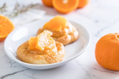 Turuncu plaka üzerinde tart