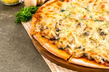  Ispanaklı ve mantarlı pizza