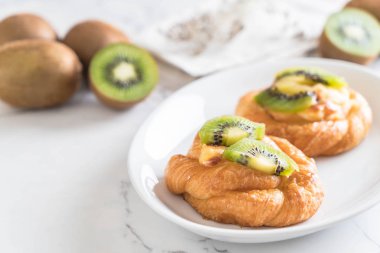 kivi tart plaka üzerinde