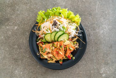 taze somon çiğ baharatlı salata