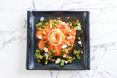 taze somon çiğ baharatlı salata