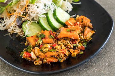 Kızarmış somon baharatlı salata