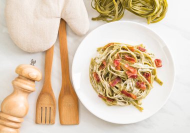 ıspanak fettuccini makarna pastırma ile