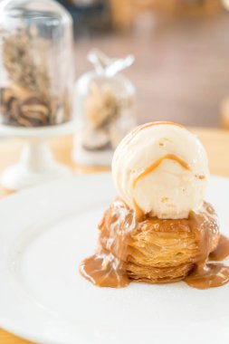 vanilyalı dondurma ve karamel soslu çıtır börek