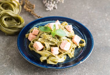 ıspanak fettuccine somon ile