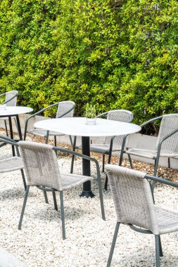 Boş masa ve sandalye 