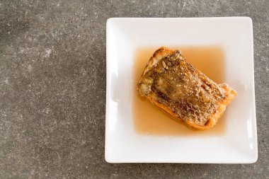 Kızarmış balığı balık balık sosu ile