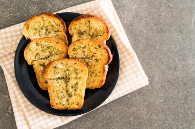 sarımsaklı ekmek plaka üzerinde