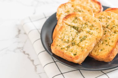 sarımsaklı ekmek plaka üzerinde