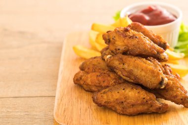 Kızarmış tavuk kanadı.