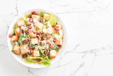 Sezar salatası masasında