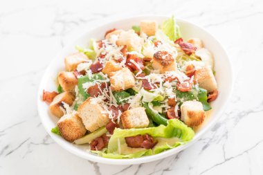 Sezar salatası masasında