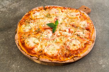 tablo üzerinde domates pizza 