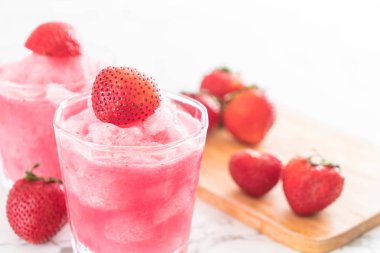 taze çilek smoothie 