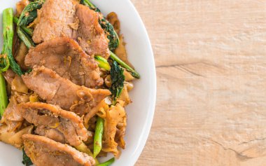 soya sosu ve domuz kızarmış noodle 