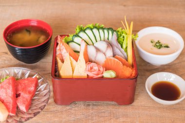 Pirinç bento kutusunda Ham taze sashimi