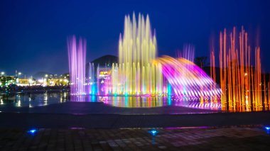 Bulanık çeşme göstermek Dadaepo Busan içinde aydınlatma ile, 