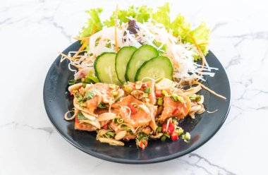 taze somon çiğ baharatlı salata