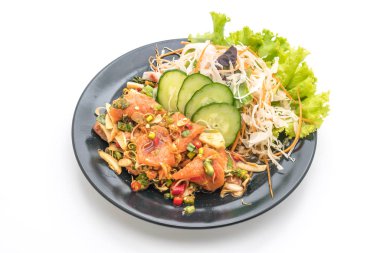 taze somon çiğ baharatlı salata