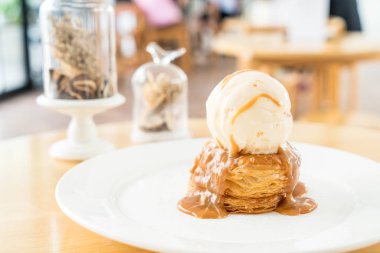 vanilyalı dondurma ve karamel soslu çıtır börek