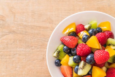 karışık taze meyve (çilek, ahududu, yaban mersini, kivi, mang