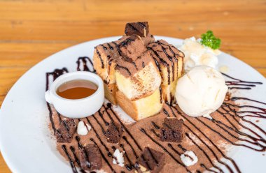 vanilyalı dondurma ve çikolata kek ile tost ekmeği