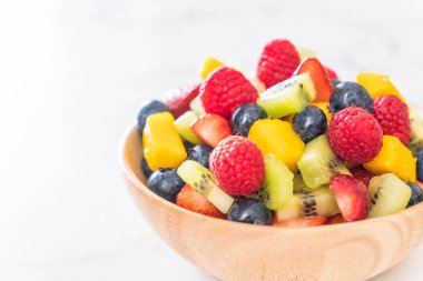karışık taze meyve (çilek, ahududu, yaban mersini, kivi, mang