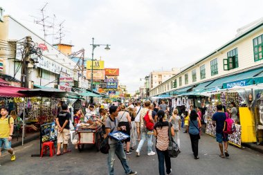 Bangkok, Tayland - 27 Temmuz 2017: Alon turistler ve yerliler için yürüyüş