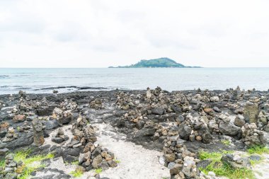 taş Hyeopjae Plajı, Jeju Adası'nda bazaltik buzlu kule