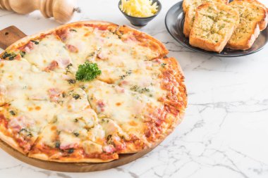 Ispanak ve pastırma pizza