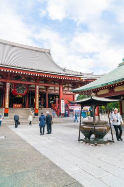 Tokyo-Kasım 16: Budist tapınağı Sensoji Novem tarihinde kalabalık insanlara