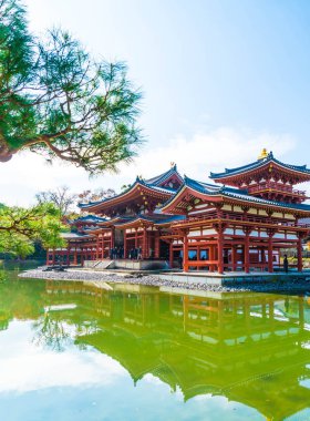 Güzel mimari Byodo içinde Kyoto tapınakta.