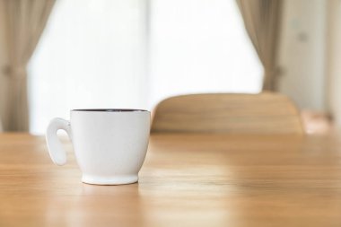 Kahve fincanı masada.