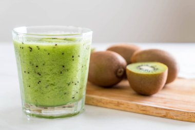 Sağlıklı taze kivi smoothie cam