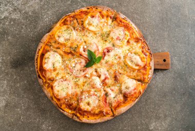 tablo üzerinde domates pizza 