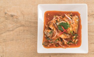 Baharatlı uskumru salatası