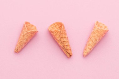 gofret koni pembe bir arka plan üzerinde